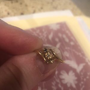 Diamond chip gold ring